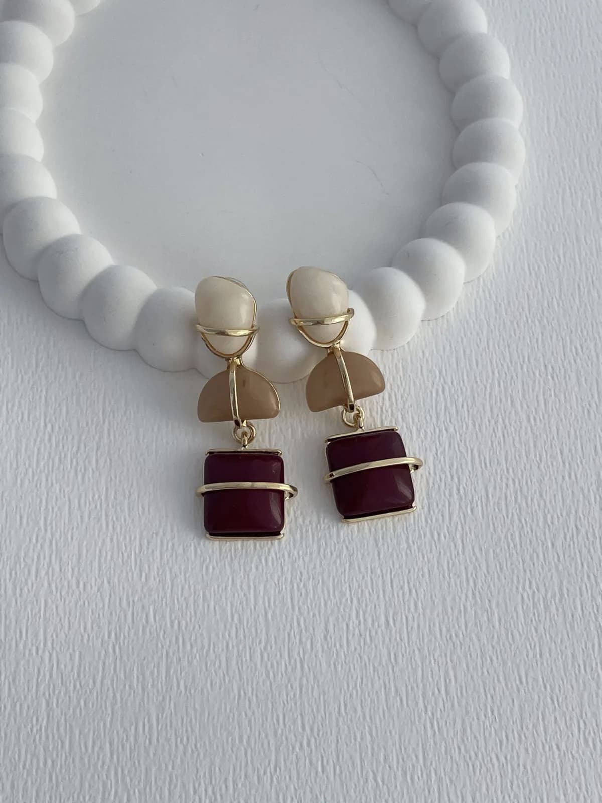 Özel Seri Sallantılı Bordo & Bej Taş Tasarım Gold Küpe