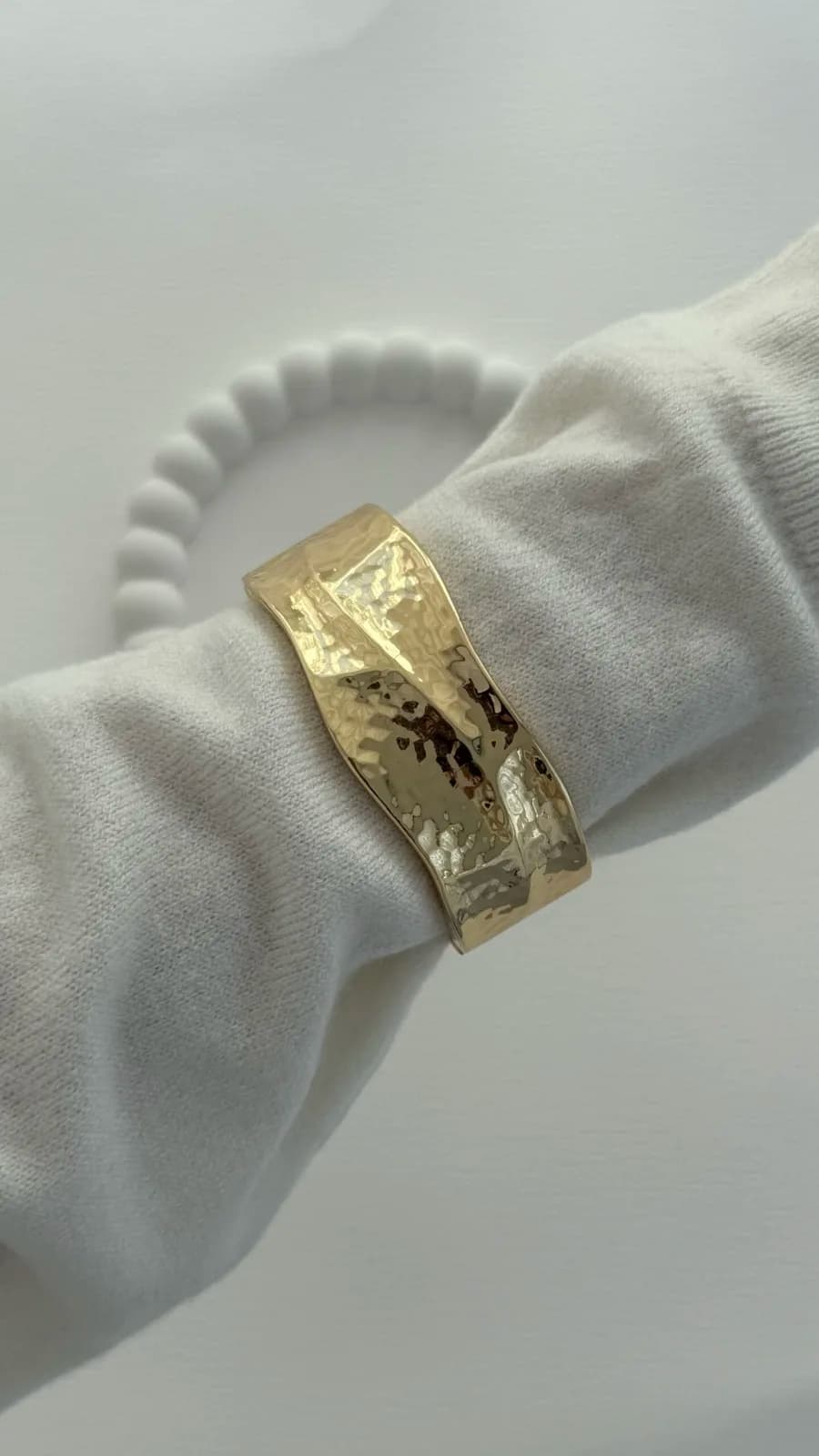 Özel Seri Kıvrım Detay Desenli Gold Kelepçe Bileklik