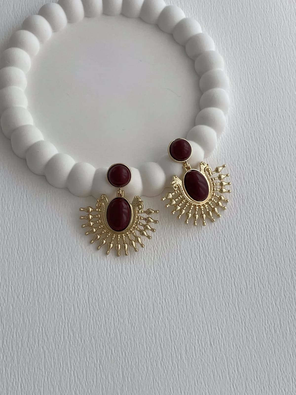 Özel Seri Sallantılı Bordo Mineli Güneş Tasarım Gold Küpe