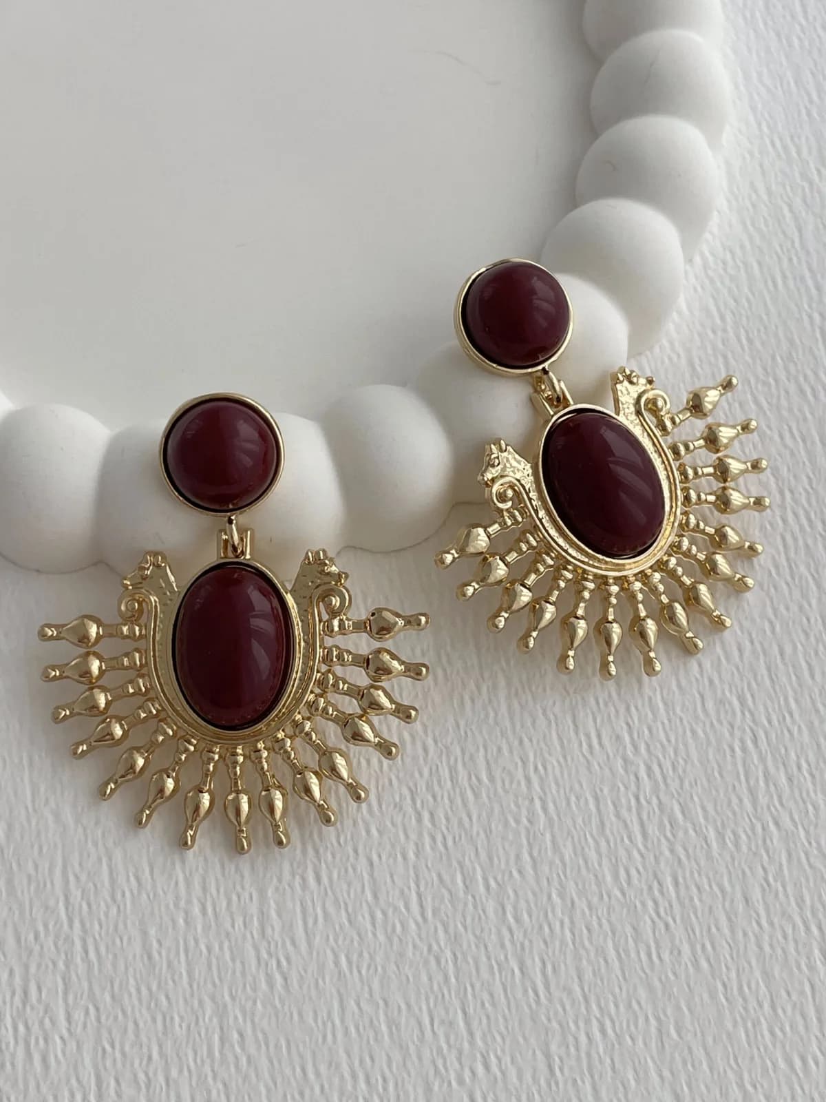 Özel Seri Sallantılı Bordo Mineli Güneş Tasarım Gold Küpe