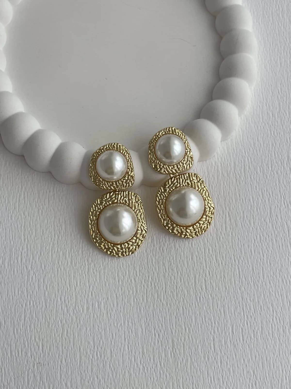 Özel Seri Etrafı Desenli İnci Top Detay Gold Küpe
