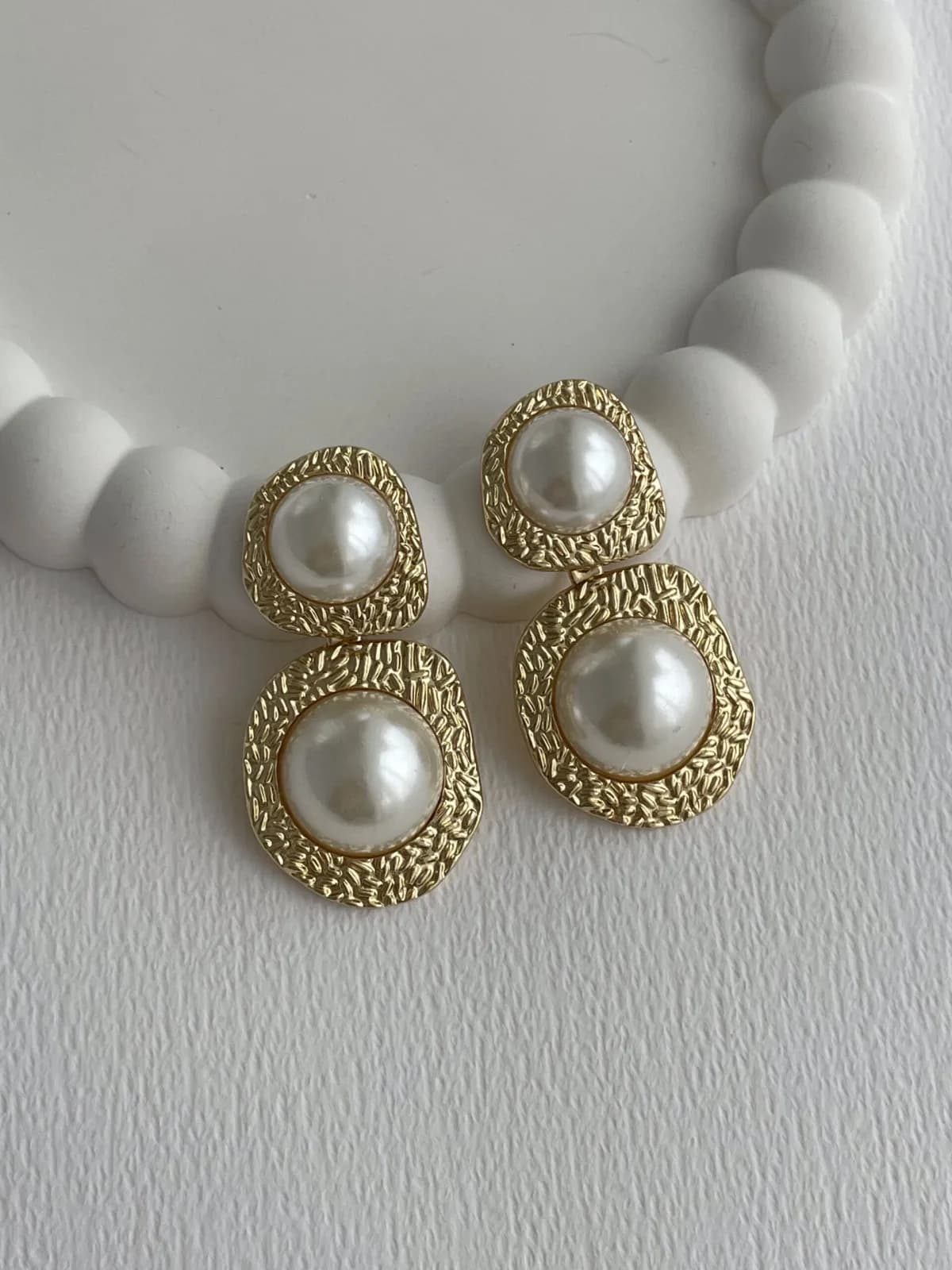 Özel Seri Etrafı Desenli İnci Top Detay Gold Küpe