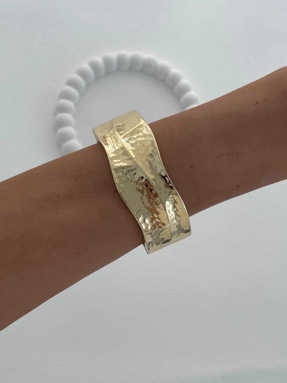 Özel Seri Kıvrım Detay Desenli Gold Kelepçe Bileklik