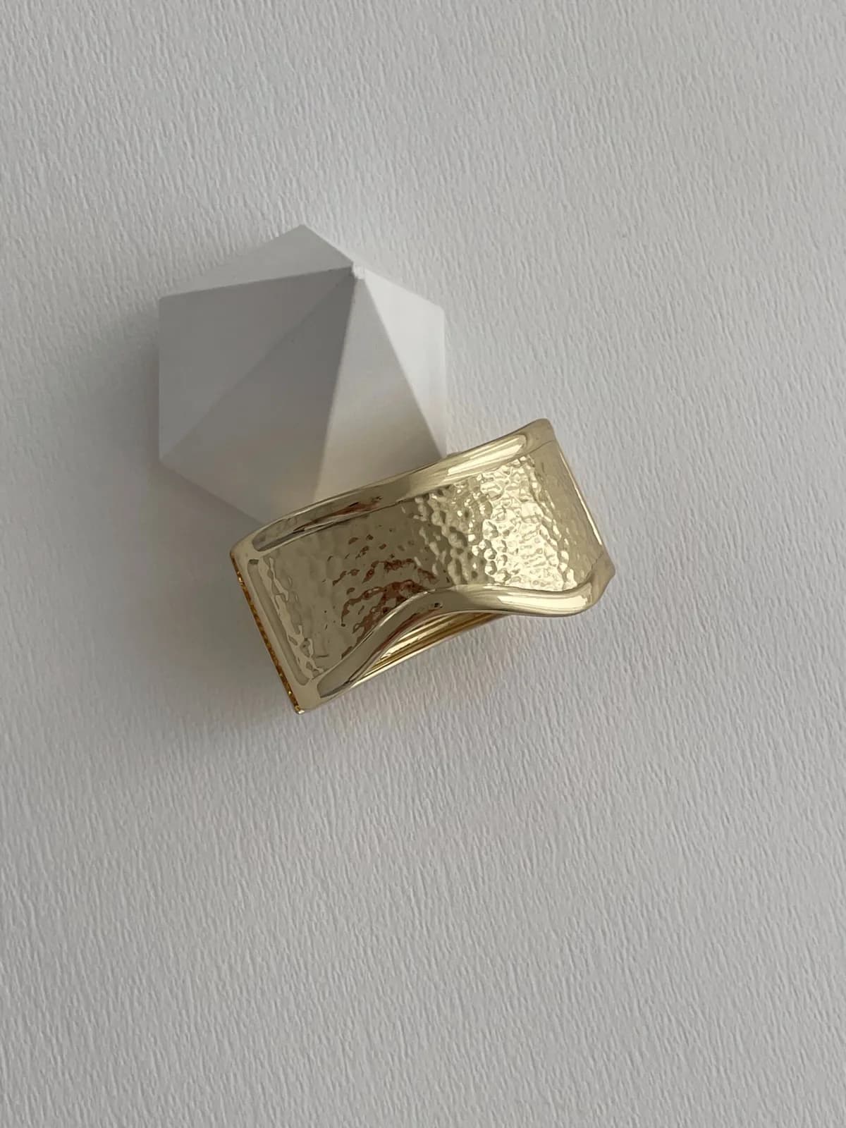 Özel Seri Desenli Kıvrım Tasarım Gold Kelepçe Bileklik