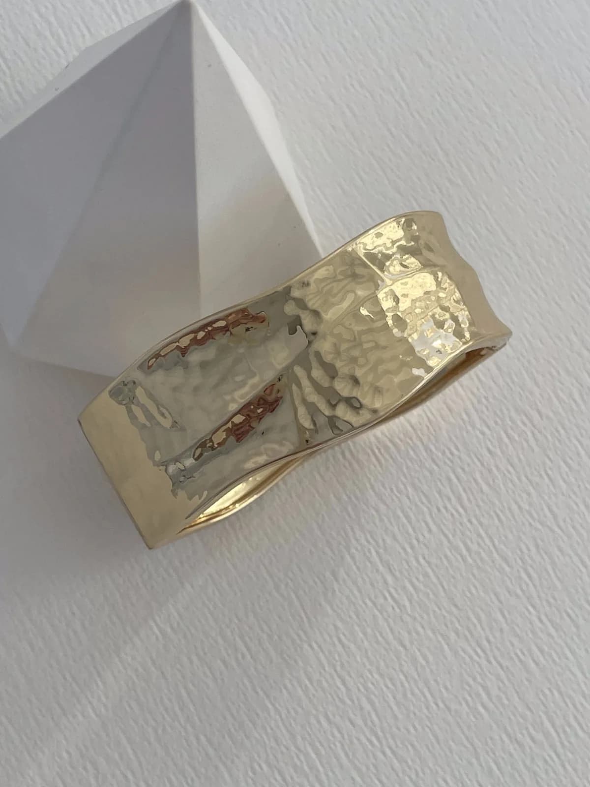 Özel Seri Kıvrım Detay Desenli Gold Kelepçe Bileklik