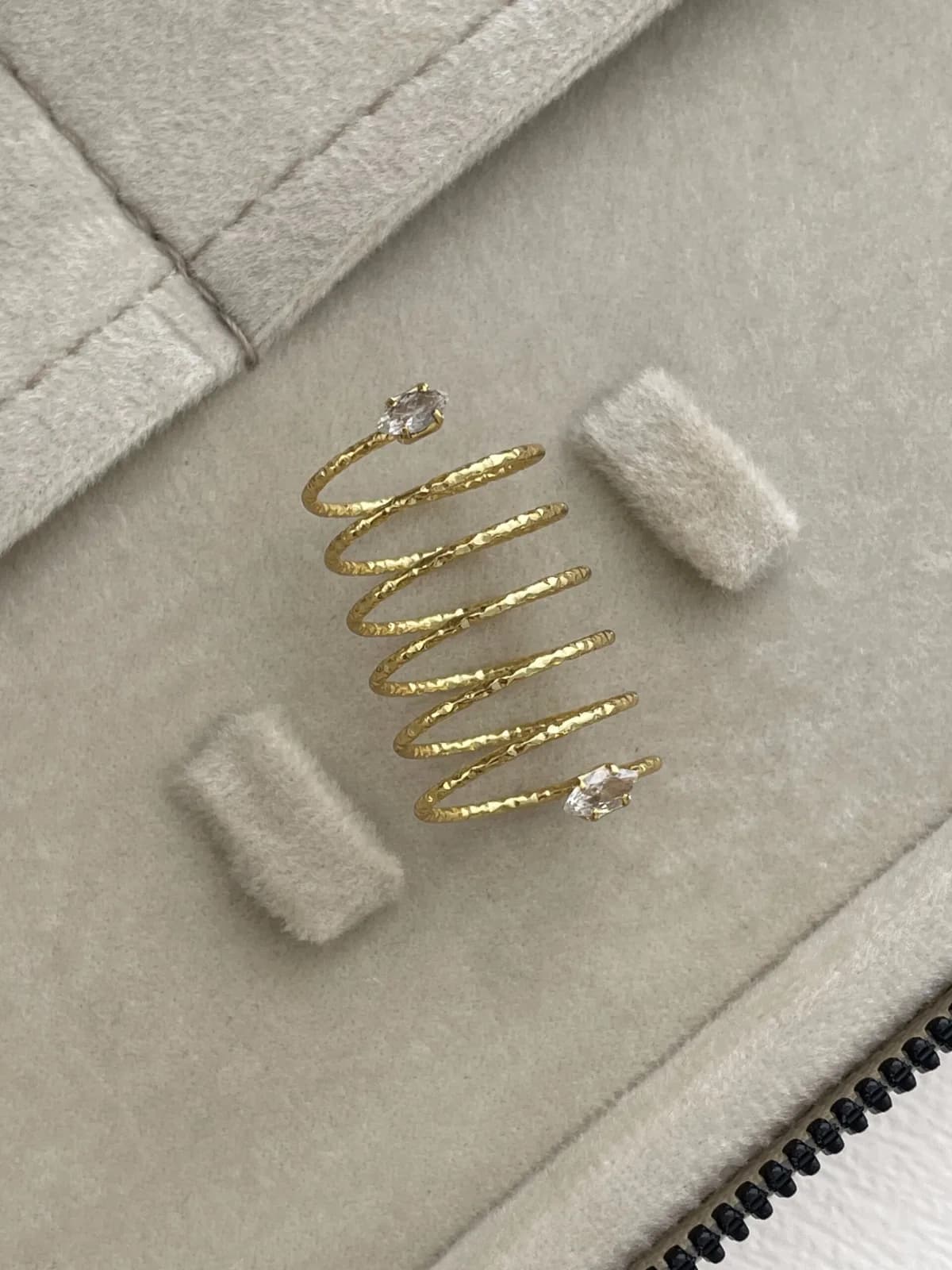 Özel Seri Damla Baget Taşlı Spiral Tasarım Gold Yüzük