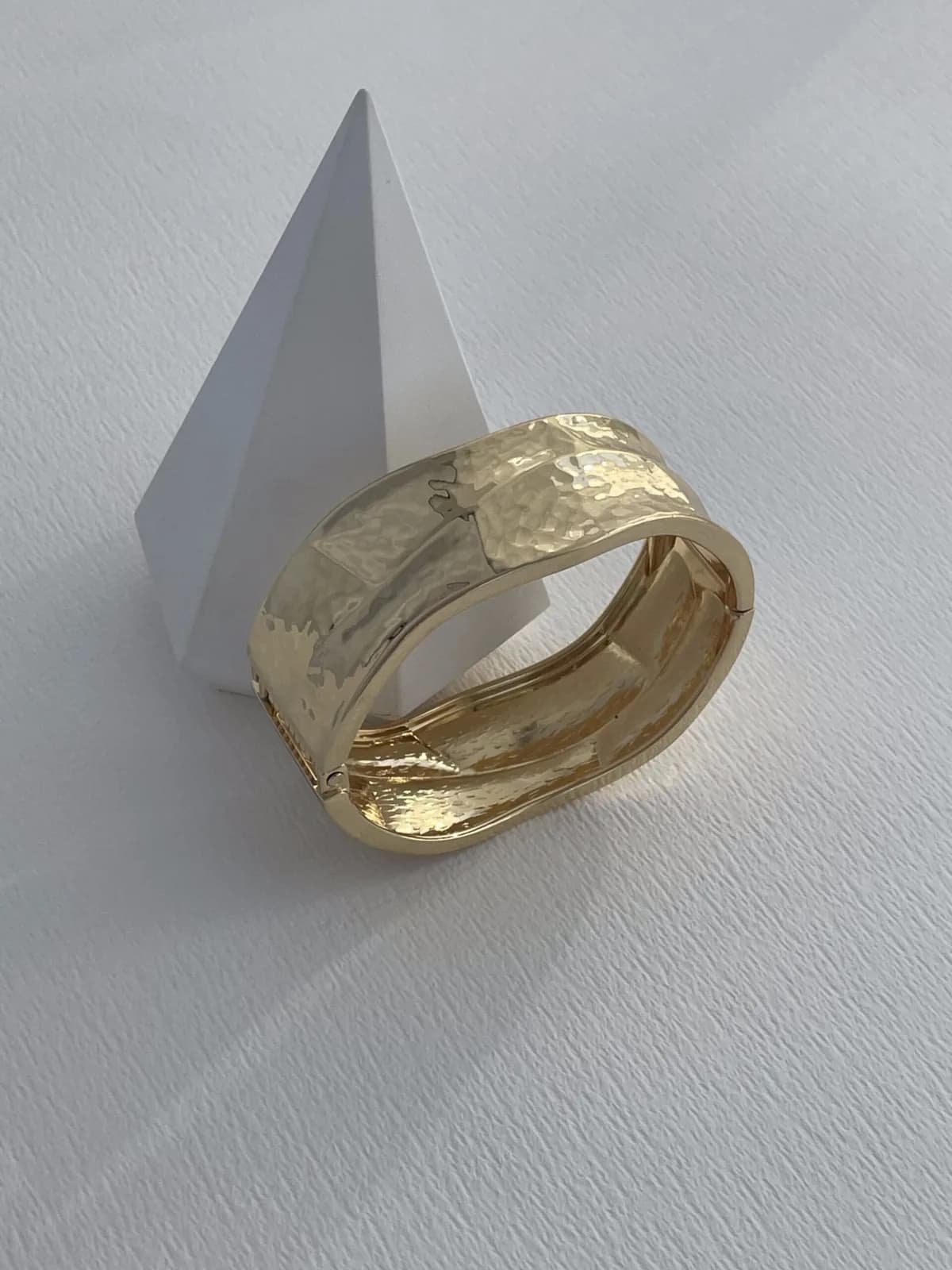 Özel Seri Kıvrım Detay Desenli Gold Kelepçe Bileklik
