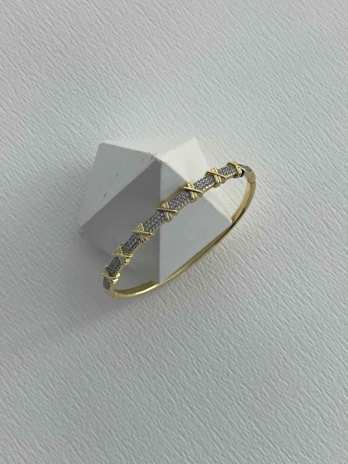 Özel Seri Zirkon Taşlı X Tasarım Gold Kelepçe Bileklik