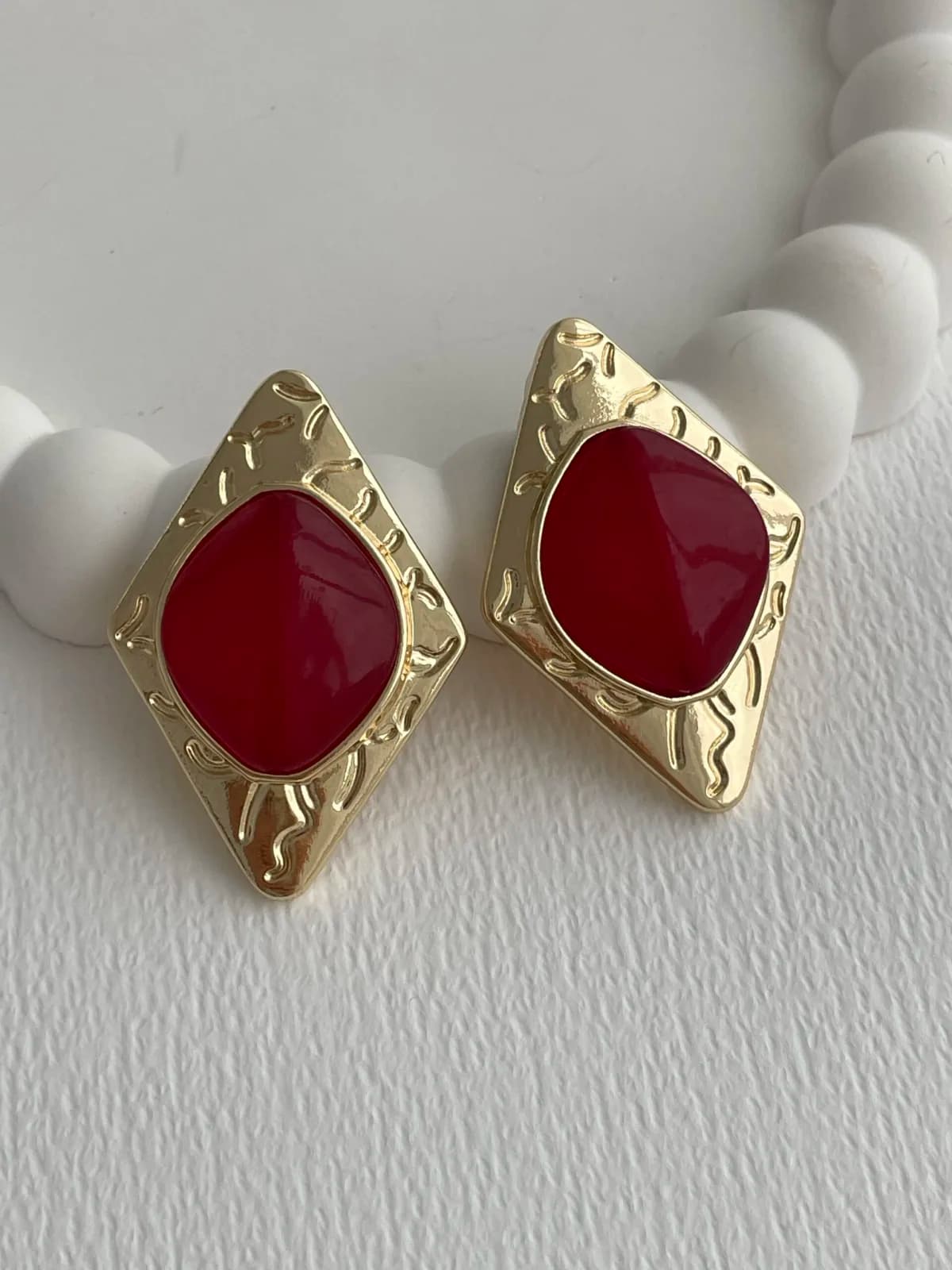 Özel Seri Desenli Geometrik Tasarım Bordo Mineli Gold Küpe