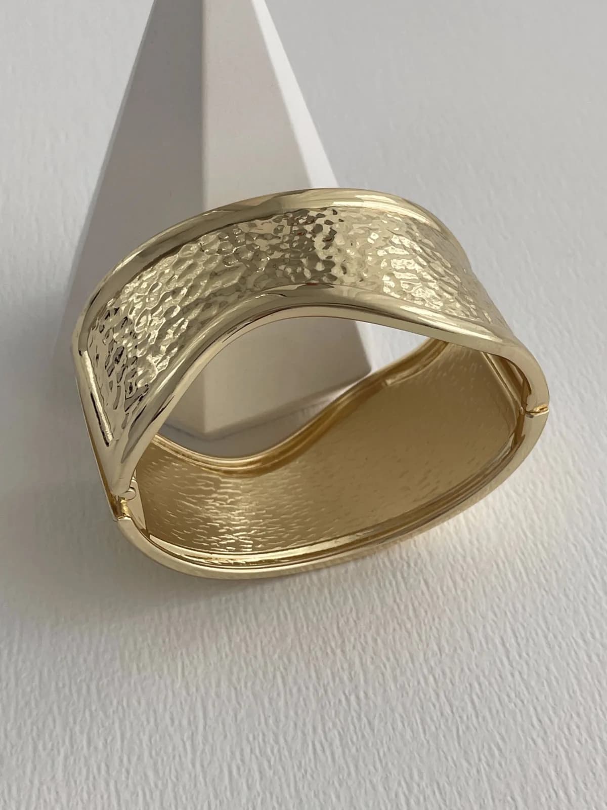 Özel Seri Desenli Kıvrım Tasarım Gold Kelepçe Bileklik