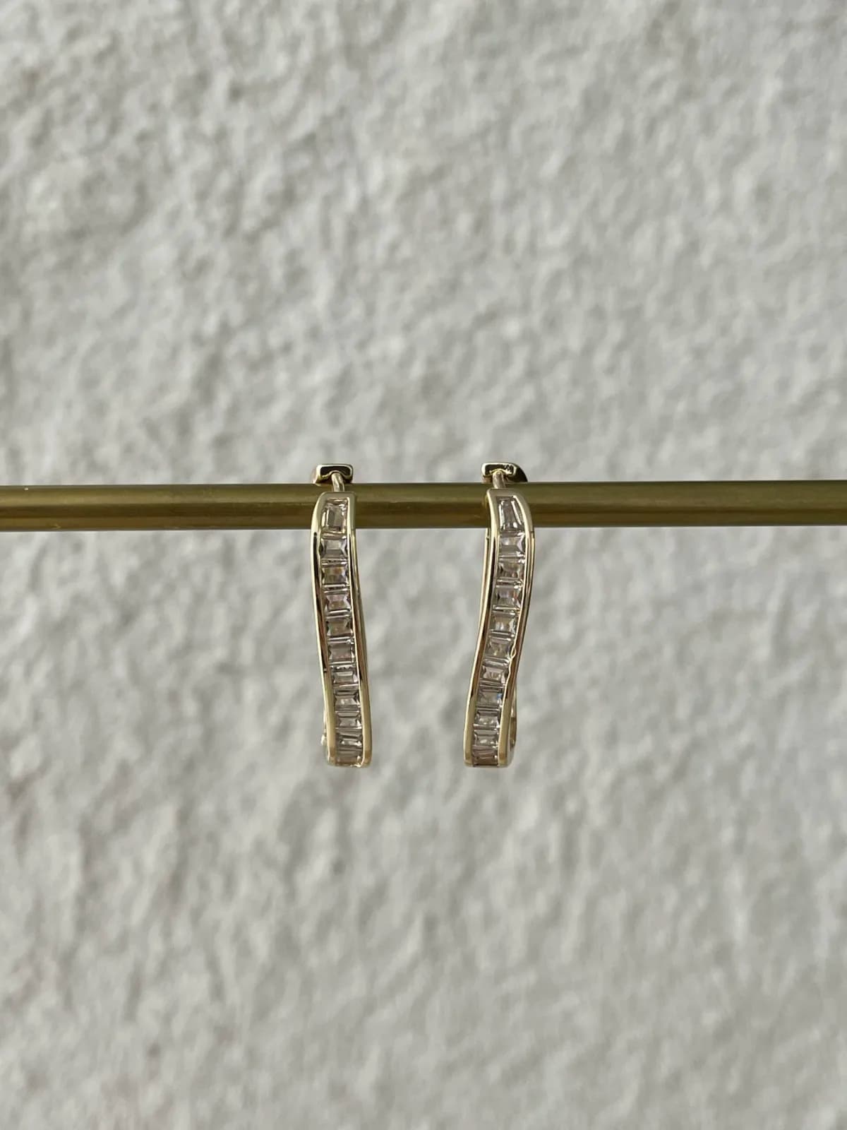 Özel Seri Baget Taşlı Asimetrik Tasarım Gold Marka Küpe