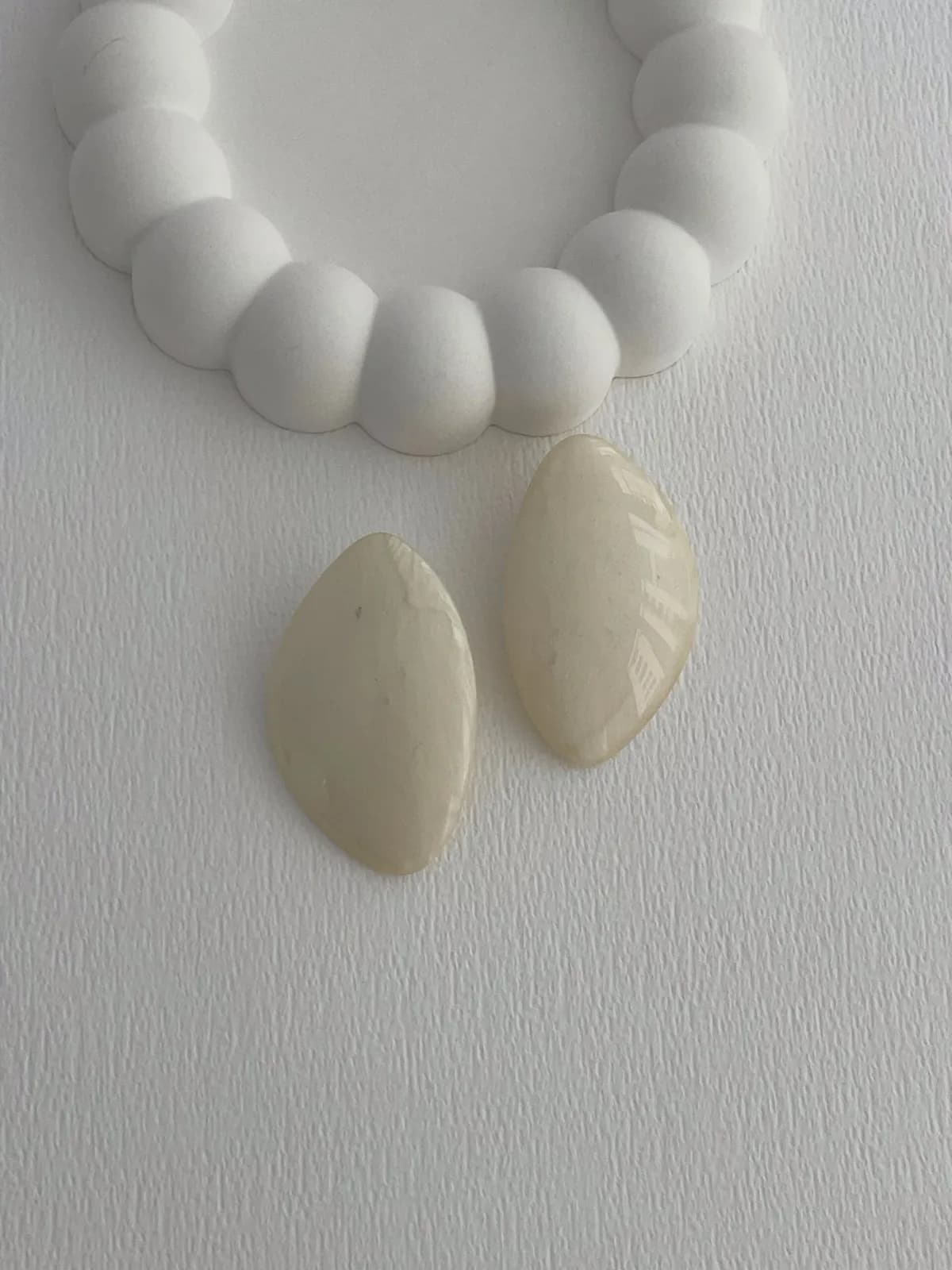 Özel Seri Krem Tasarım Oval Küpe