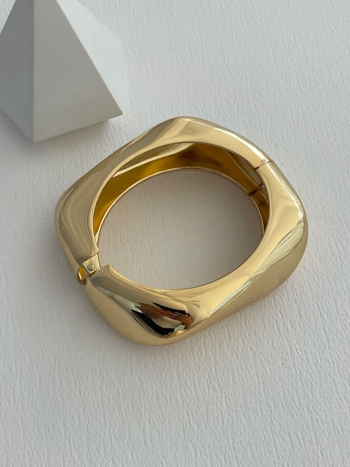 Özel Seri Asimetrik Kıvrımlı Gold Kare Kelepçe Bileklik