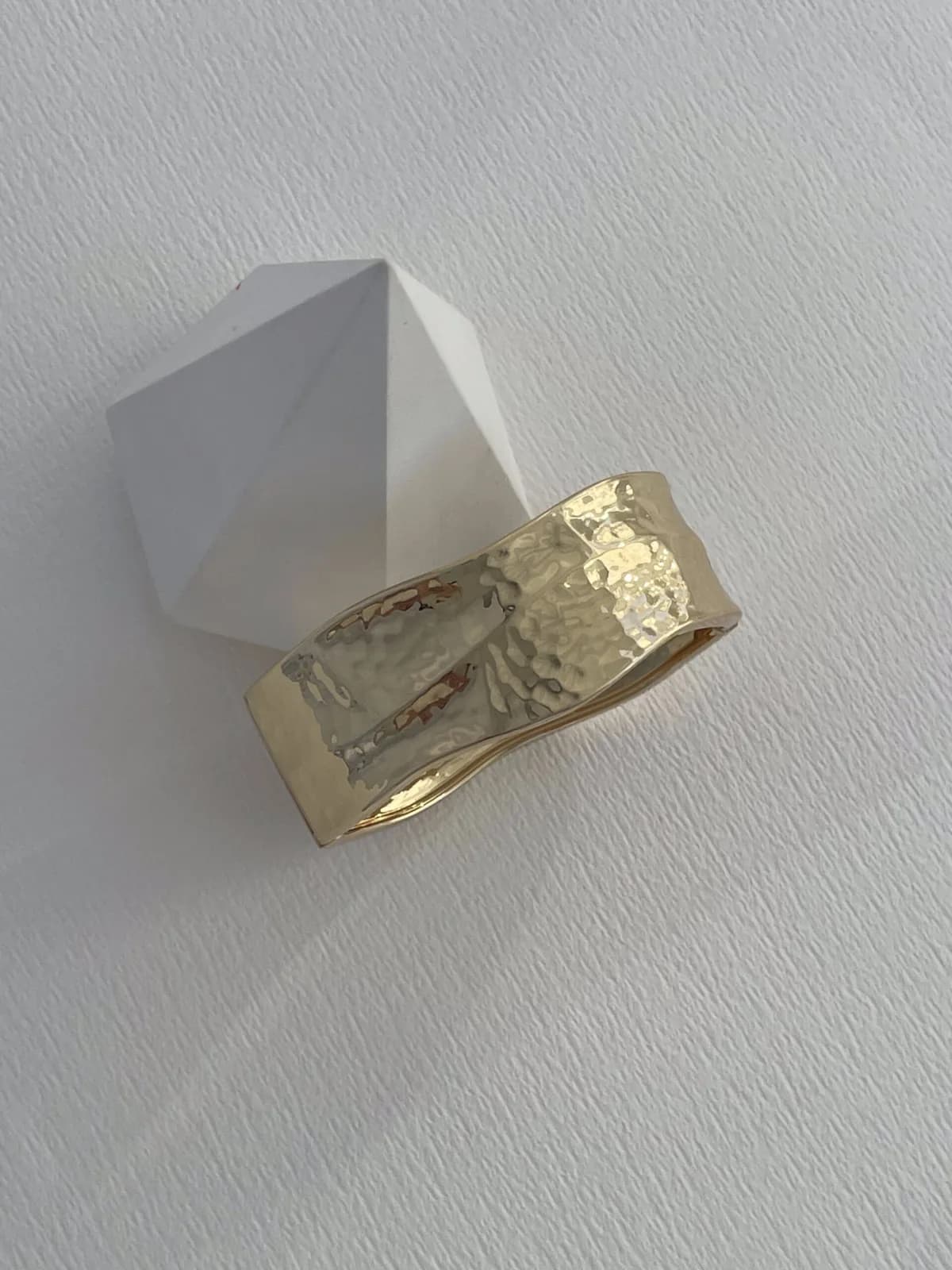 Özel Seri Kıvrım Detay Desenli Gold Kelepçe Bileklik